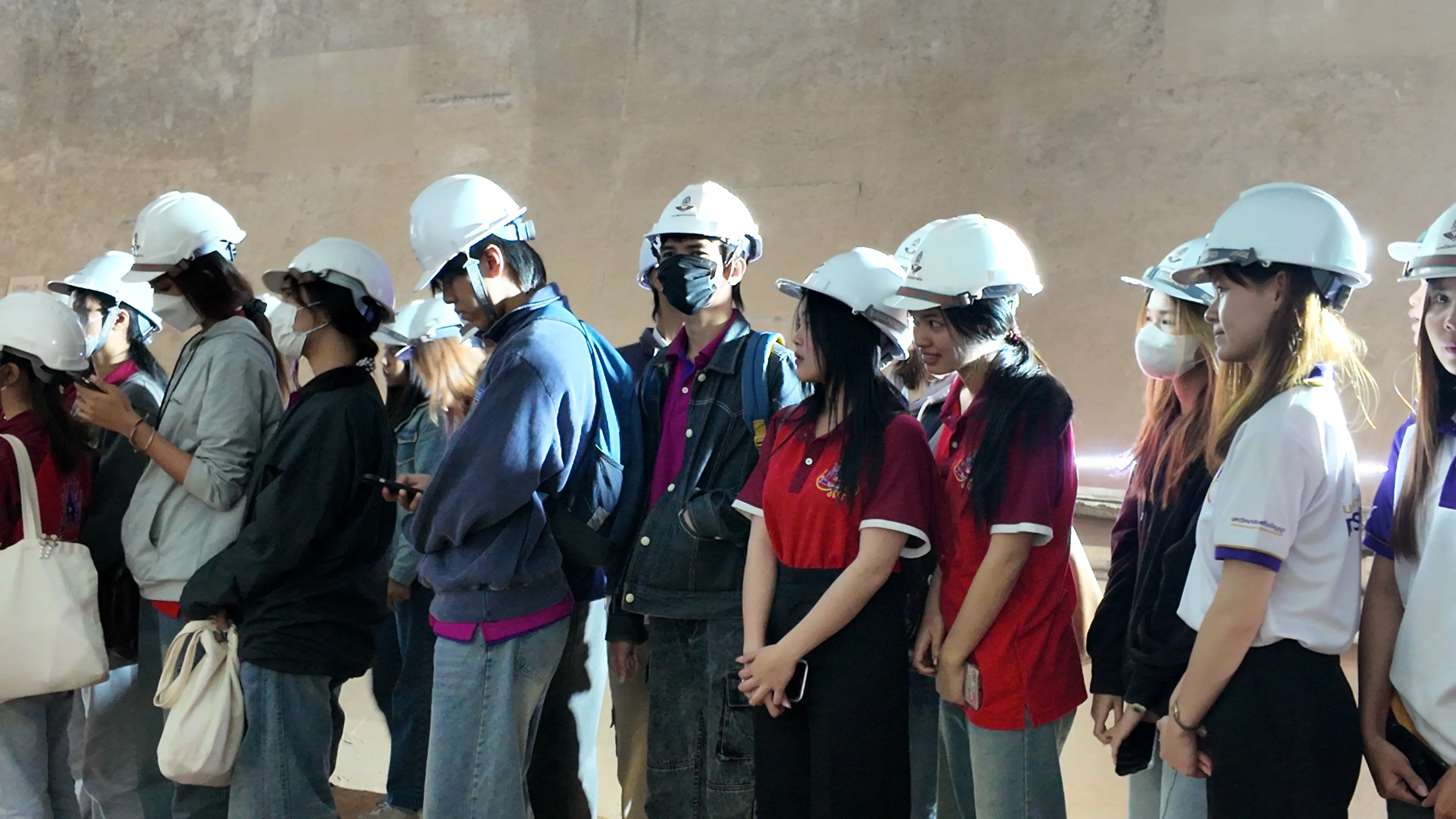 รัฐศาสตร์และสังคมศาสตร์ ม.พะเยา นำทัพนิสิต 95 คน ศึกษาดูงาน "อุโมงค์แม่กา" โครงการรถไฟทางคู่ เพื่อเรียนรู้ 'นโยบายสาธารณะ' และการบริหารโครงการขนาดใหญ่ !