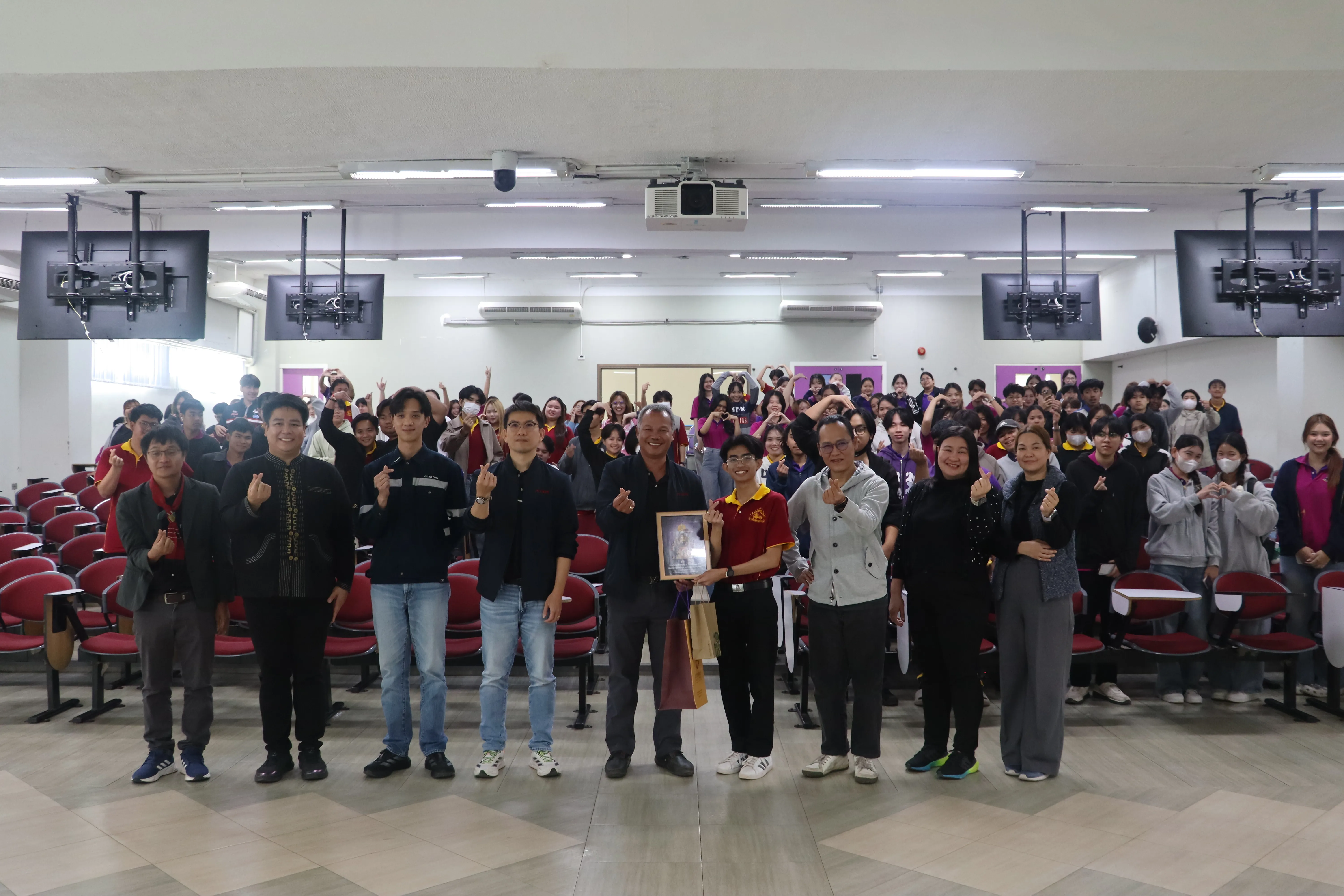 นิสิตรัฐศาสตร์ คณะรัฐศาสตร์และสังคมศาสตร์ มพ. กว่า 148 คน สัมผัสจริงนโยบายรถไฟสายเหนือ เชื่อมภาคเรียนสู่ภาคสนาม