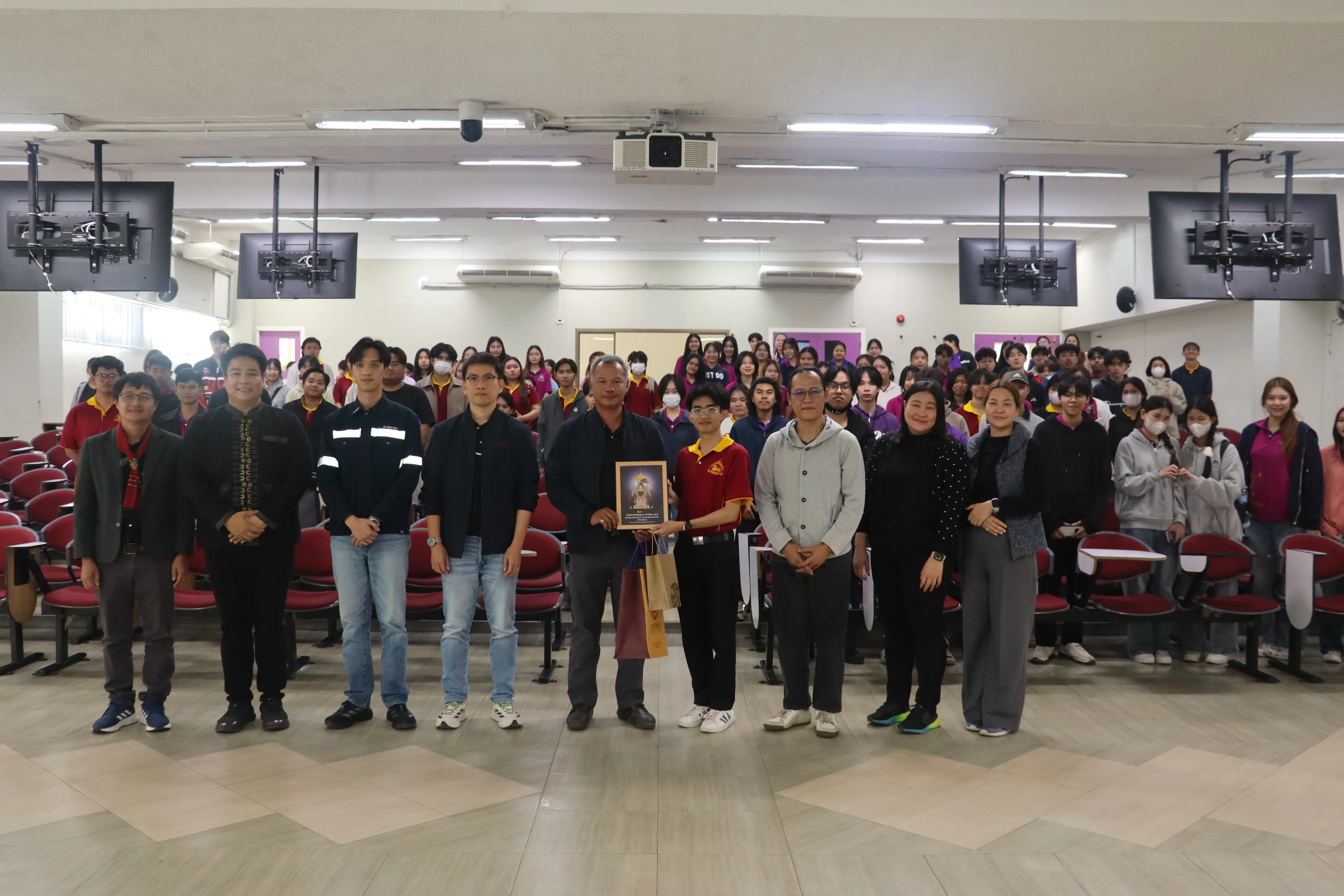 นิสิตรัฐศาสตร์ คณะรัฐศาสตร์และสังคมศาสตร์ มพ. กว่า 148 คน สัมผัสจริงนโยบายรถไฟสายเหนือ เชื่อมภาคเรียนสู่ภาคสนาม