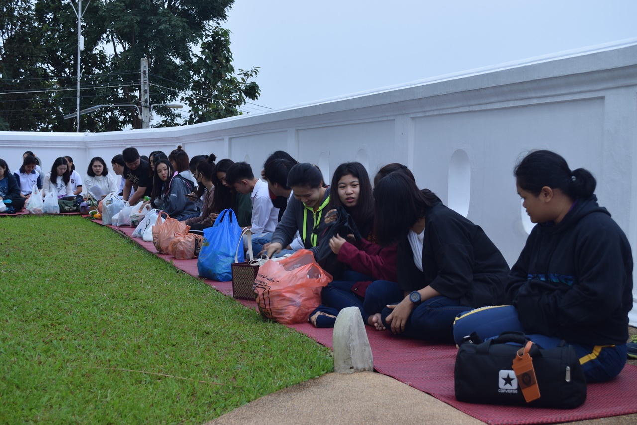 คณะรัฐศาสตร์และสังคมศาสตร์ มหาวิทยาลัยพะเยา ร่วมประเพณีตักบาตรเทโวโรหณะ เนื่องในวันมหาปวารณาออกพรรษา ประจำปี 2561