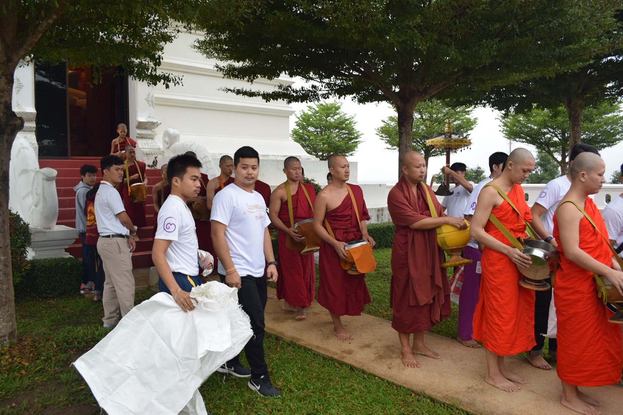 คณะรัฐศาสตร์และสังคมศาสตร์ มหาวิทยาลัยพะเยา ร่วมประเพณีตักบาตรเทโวโรหณะ เนื่องในวันมหาปวารณาออกพรรษา ประจำปี 2561