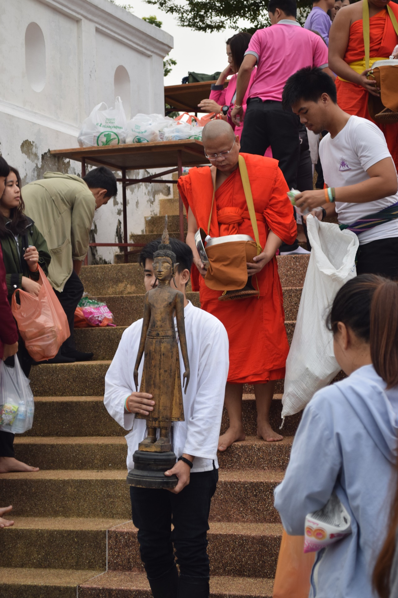 คณะรัฐศาสตร์และสังคมศาสตร์ มหาวิทยาลัยพะเยา ร่วมประเพณีตักบาตรเทโวโรหณะ เนื่องในวันมหาปวารณาออกพรรษา ประจำปี 2561