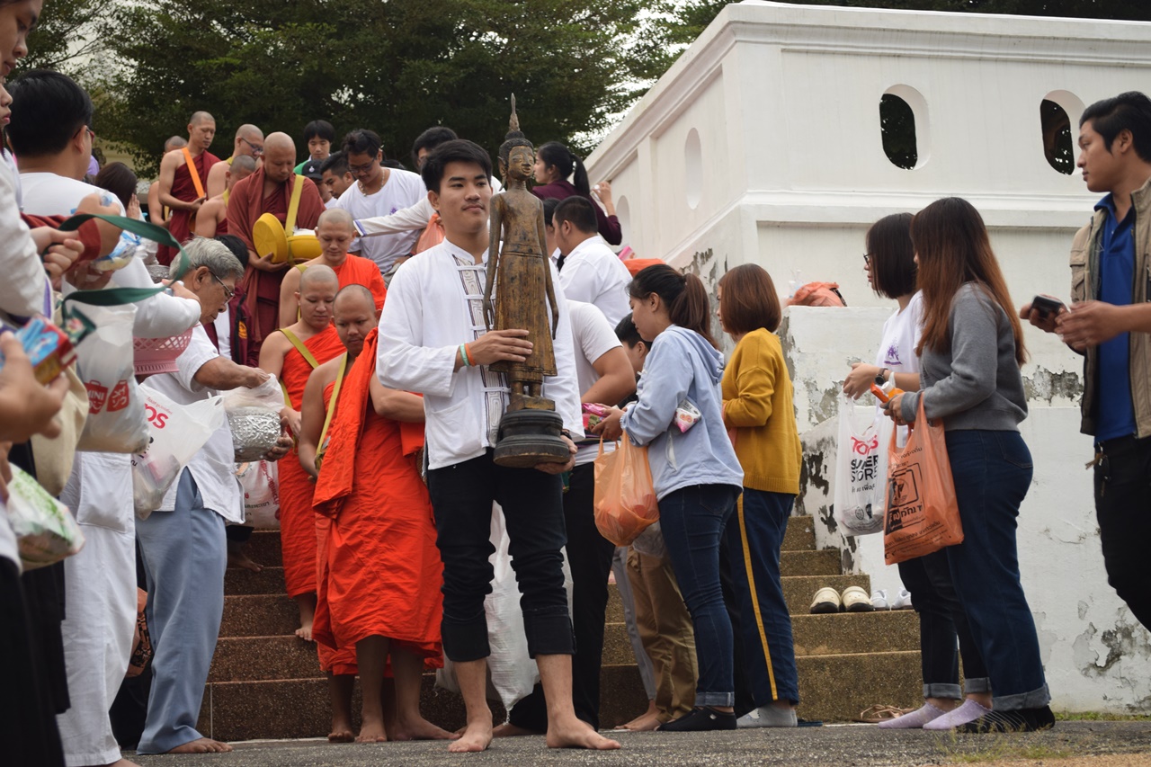 คณะรัฐศาสตร์และสังคมศาสตร์ มหาวิทยาลัยพะเยา ร่วมประเพณีตักบาตรเทโวโรหณะ เนื่องในวันมหาปวารณาออกพรรษา ประจำปี 2561