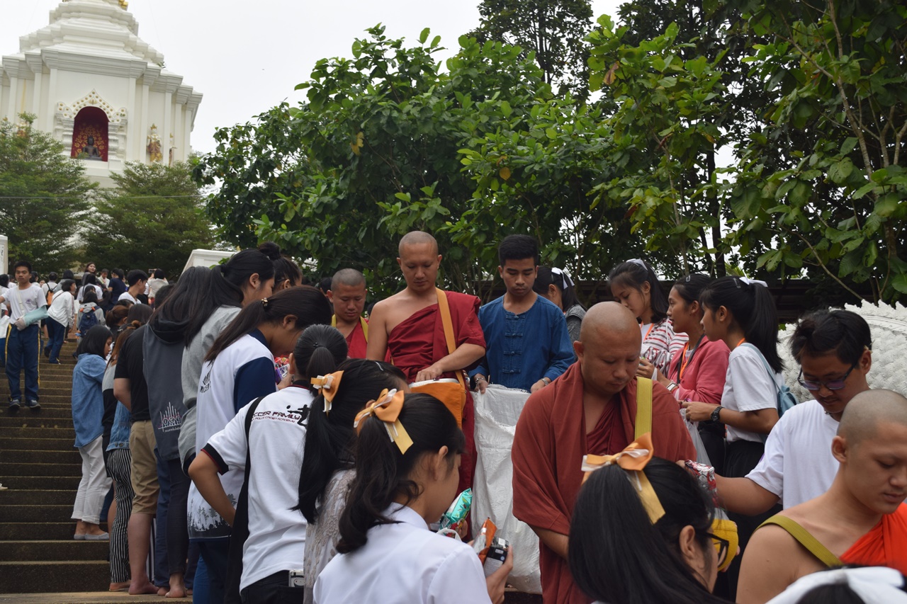 คณะรัฐศาสตร์และสังคมศาสตร์ มหาวิทยาลัยพะเยา ร่วมประเพณีตักบาตรเทโวโรหณะ เนื่องในวันมหาปวารณาออกพรรษา ประจำปี 2561